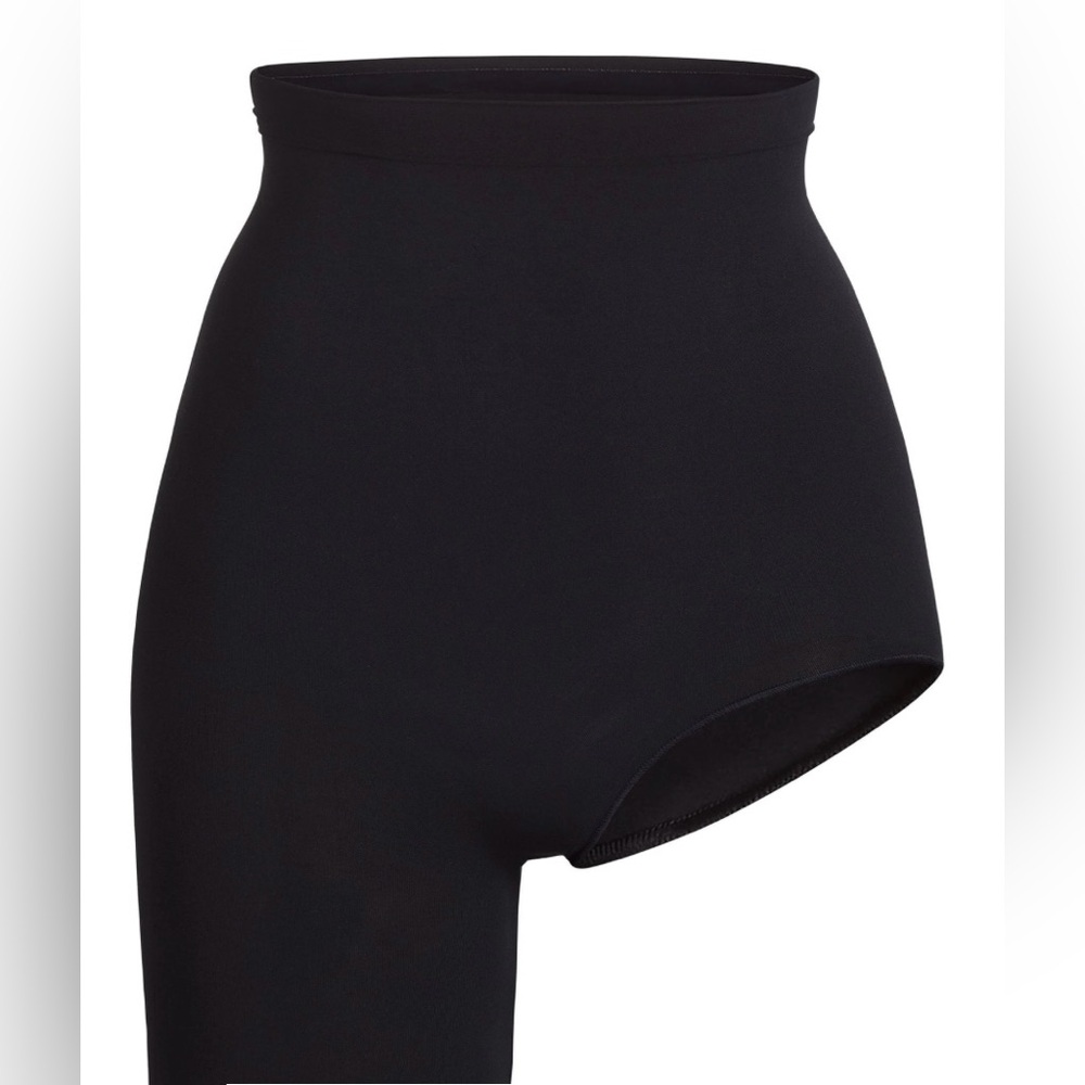 🦄NWOT SKIMS
SOLUTION SHORT LEFT LEG EXPOSED, XXS/XS